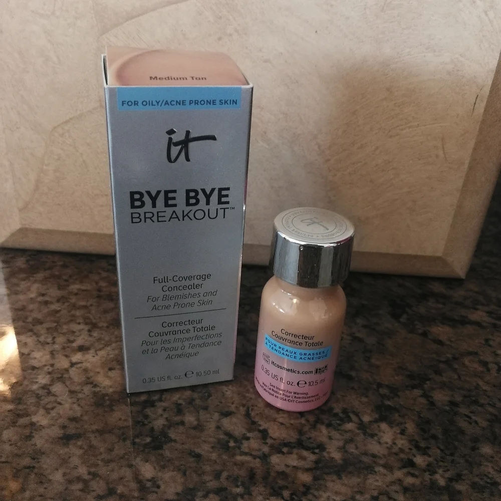 It Cosmetics Bye Bye Breakout Full Coverage Concealer AND Acne Treatment - Picture 2 of 5